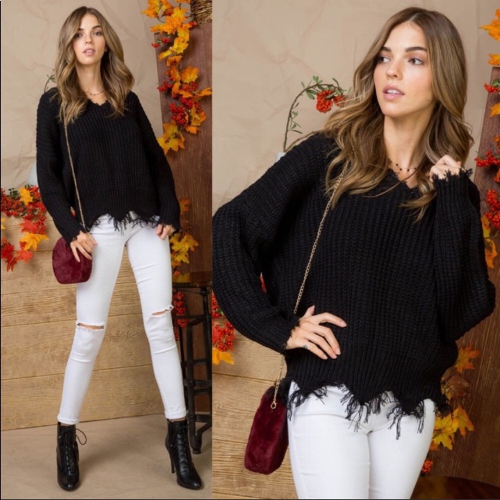 ✨💫New💫✨Black V-Neck Distressed Edge Sweater💫✨